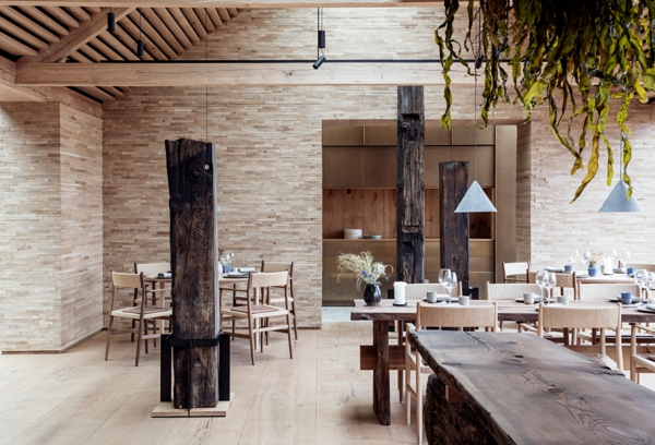 tendance déco intérieur biophilie restaurant mobilier en bois revêtement mural en pierre