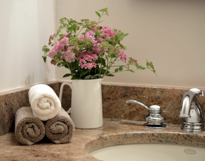 vase de fleurs accessoires idée home staging salle de bain