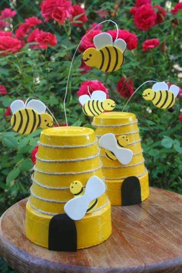 bricolage déco jardin avec des pots en terre cuite nid d'abeille