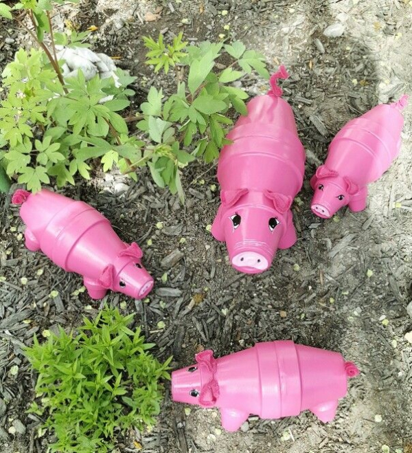 bricolage jardin avec des pots en terre cuite cochons