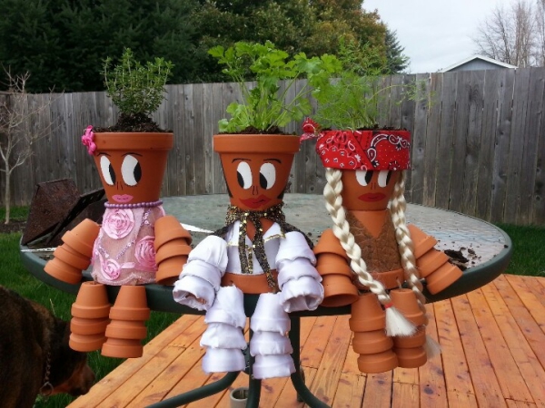 bricolage jardin avec des pots en terre cuite figurines jardinières