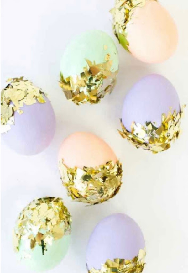 chasse aux oeufs de Pâques recouverts de confettis 