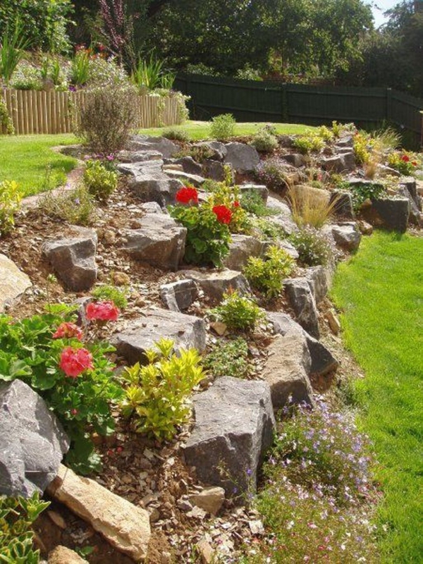 construire un mur de soutènement jardin en roches et galets