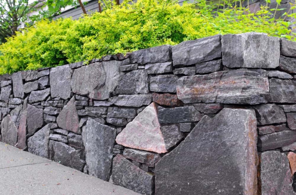 construire un mur de soutènement jardin grosses roches