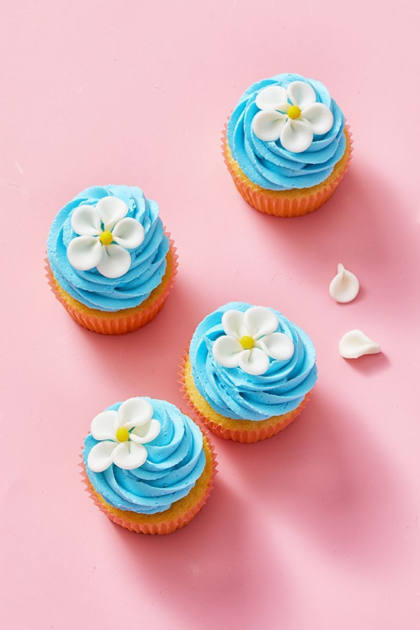 dessert de Pâques cupcakes aux fleurs bleues 