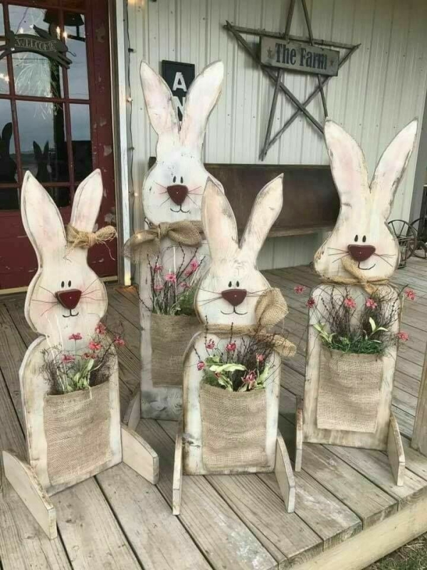 déco de pâques extérieur et jardin lapins en bois avec des fleurs