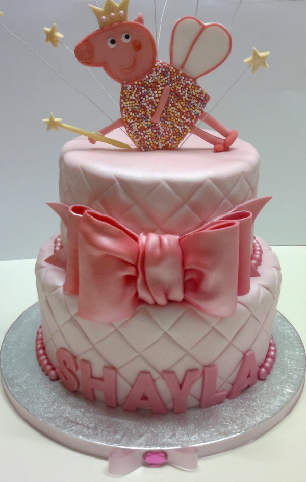 gâteau peppa pig au glaçage blanc et rose anniversaire fille