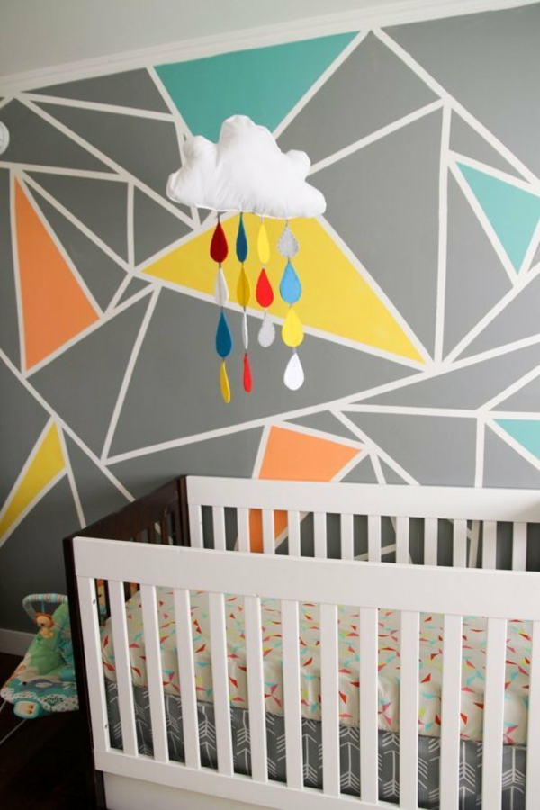 peinture géométrique triangles chambre bébé