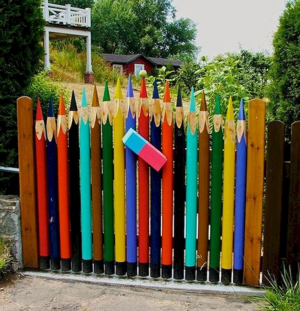 portillon de jardin en bois coloré motif ludique