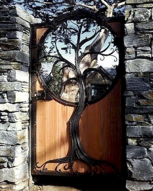 portillon de jardin en bois et fer forgé sous la forme d'arbre