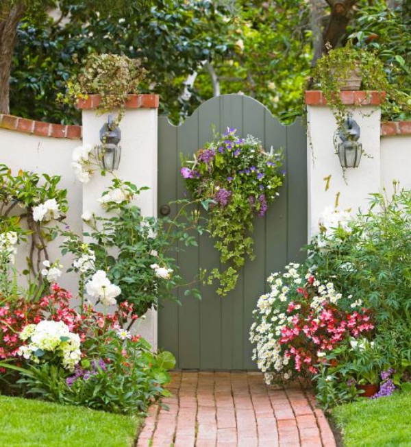 portillon de jardin en bois et mur de clôture en briques