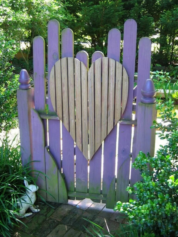 portillon de jardin en bois orné d'un coeur