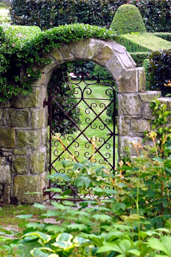 portillon de jardin en fer et clôture en pierre naturelle