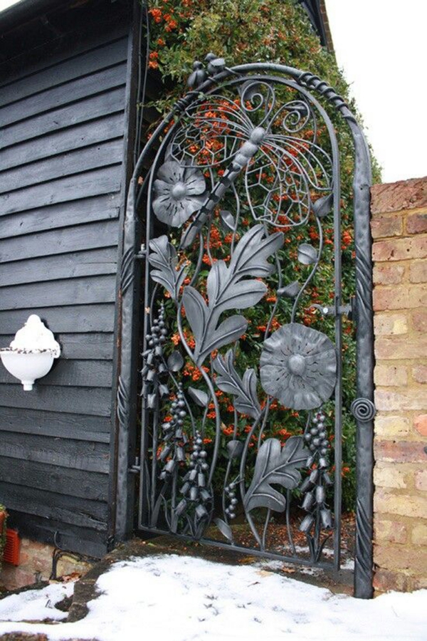 portillon de jardin en fer forgé aux motifs floraux