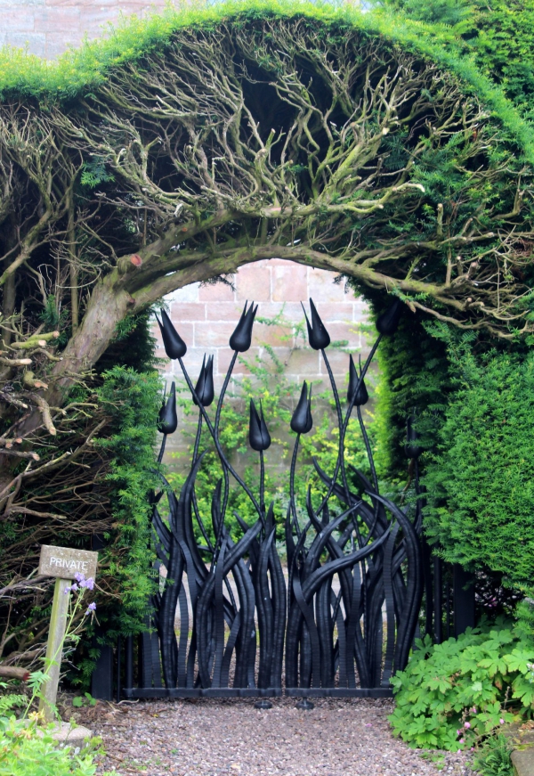 portillon de jardin en fer forgé sous la forme de tulipes