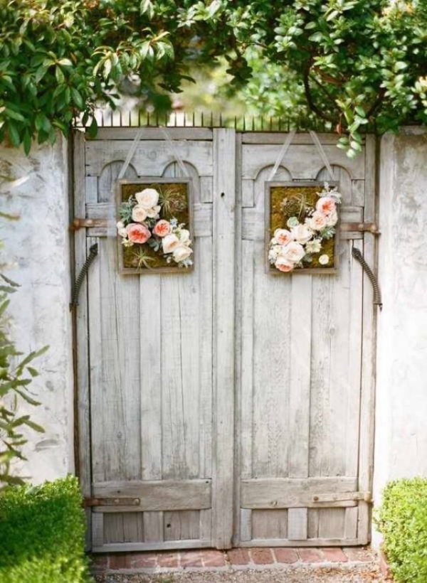portillon de jardin fait à partir de vieilles portes avec une déco florale