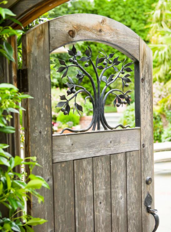 portillon de jardin à partir d'une ancienne porte décorée de fer forgé