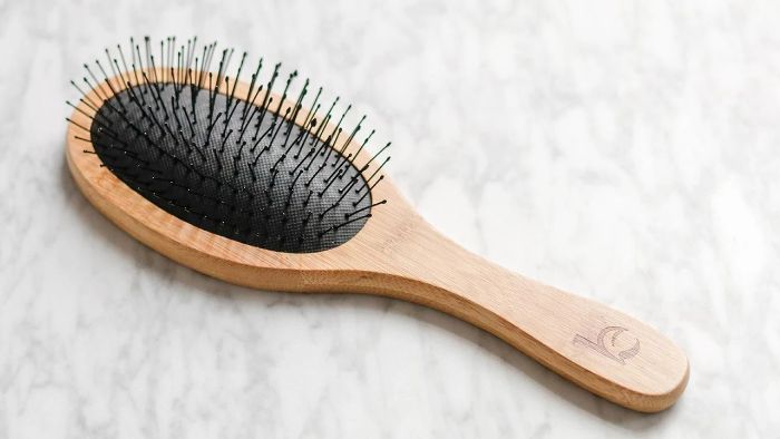 brosse de cheveux comment se couper les cheveux soi-même