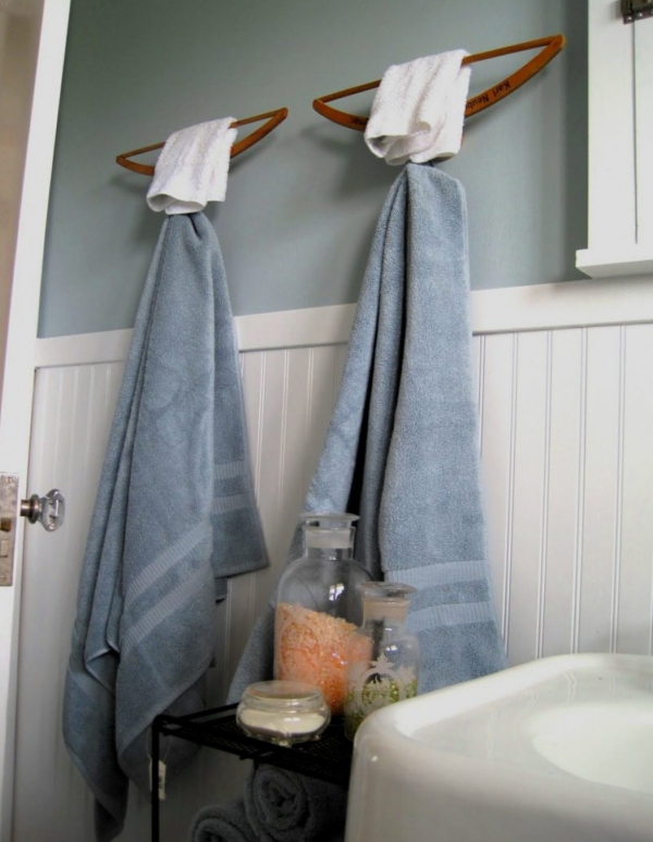 comment réutiliser un cintre en bois diy porte-serviettes pour salle de bain