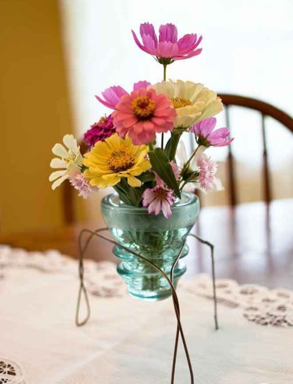 comment réutiliser un cintre en métal diy support pour vase de fleurs