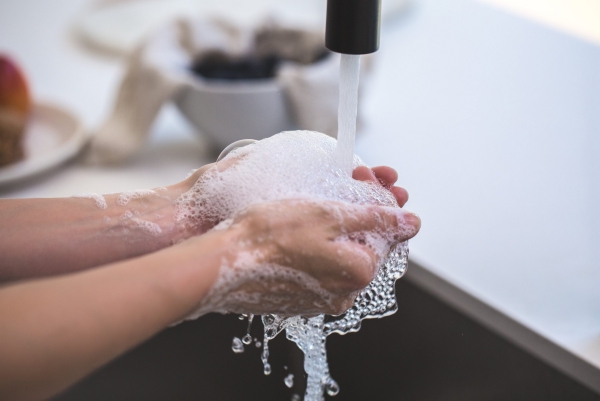comment se transmet le coronavirus se laver les mains au retour 