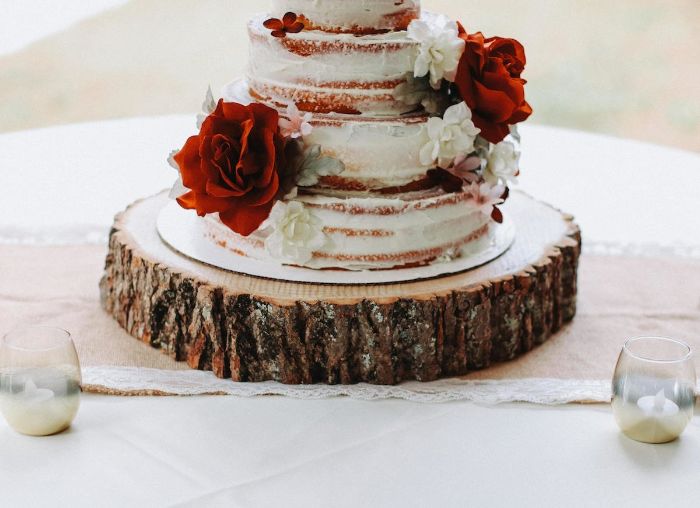 comment servir le gâteau de mariage rondin de bois déco idées inspirantes pour créer une ambiance unique