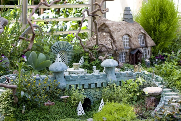 diy jardin de fée avec cabane de village et pont en pierre