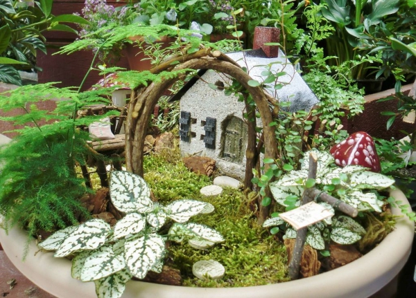diy jardin de fée avec maison en béton et arche de bois
