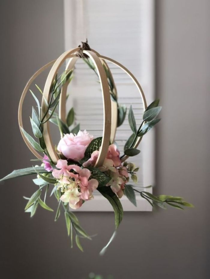 décoration florale dans la maison avec un tambour à broder