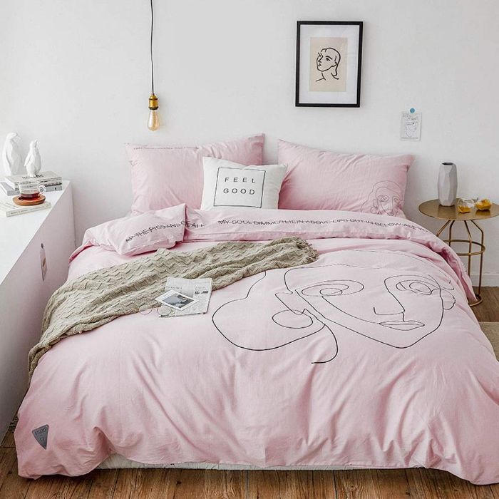 linge de lit en rose aux motifs visage abstrait