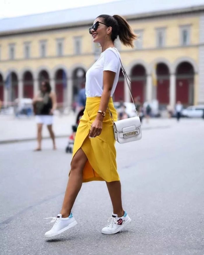 nettoyer des baskets blanches mode femme avec jupe jaune
