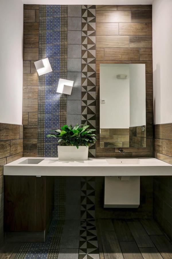 salle de bain carrelage imitation parquet et carreaux graphiques sur le mur