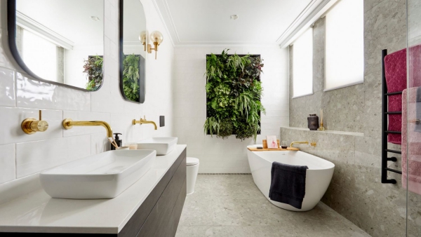 aménagement salle de bain miroirs et verdure 