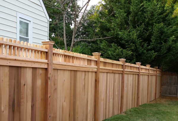 clôture de maison bien solide en bois 