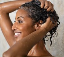 Combien de fois faut-il se laver les cheveux par semaine : des conseils pour un poil solide et élastique (4)