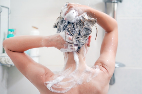 combien de fois faut-il se laver les cheveux utiliser du shampooing 