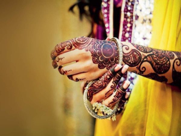 dessins sur les mains tradition en Inde coloration henné