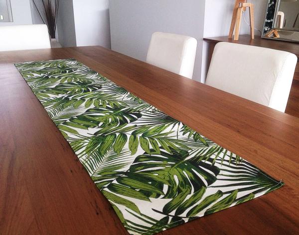 déco de table chemin de table en textile aux motifs feuille de bananier