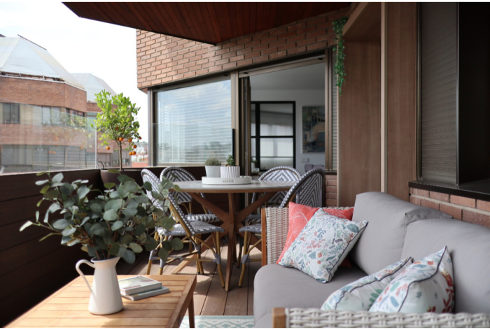 décoration terrasse extérieure moderne jolies chaises en rotin 