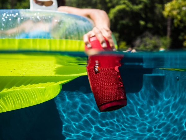 haut-parleur piscine toboggan gonflable accessoires indispensables