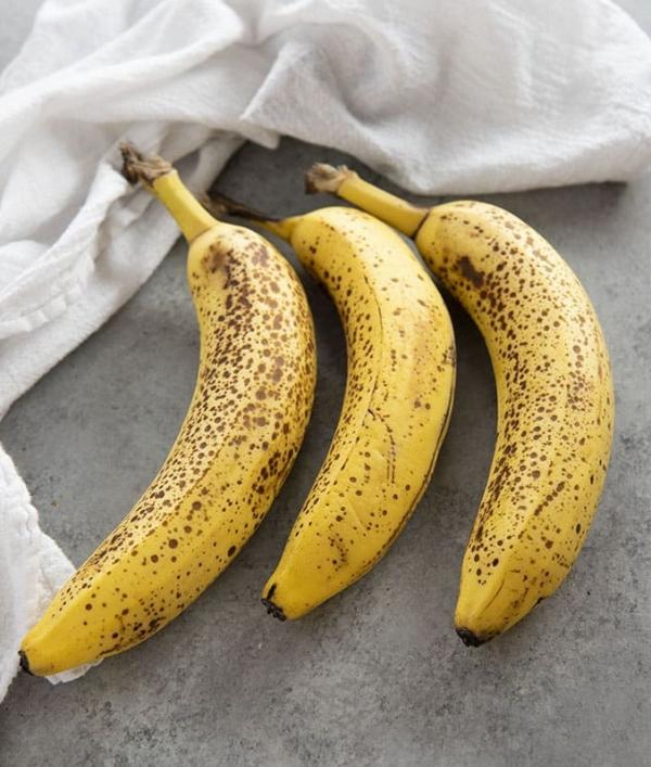 préparer du pain aux bananes avec des fruits mûrs