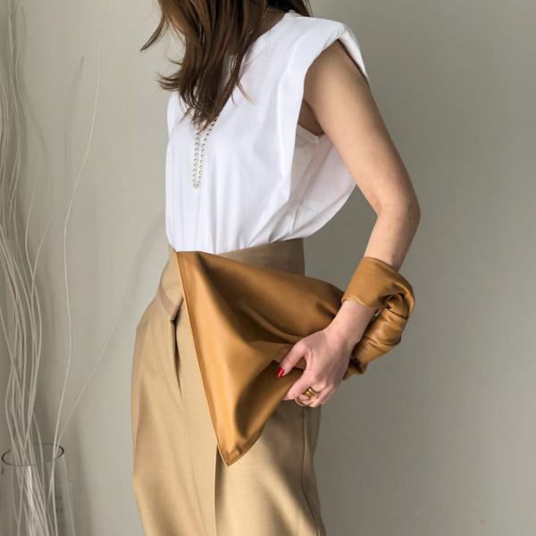 tendance mode femme 2020 t-shirt à épaulettes blanc jupe beige