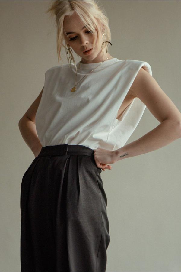 tendance mode femme 2020 t-shirt à épaulettes blanc jupe longue noire