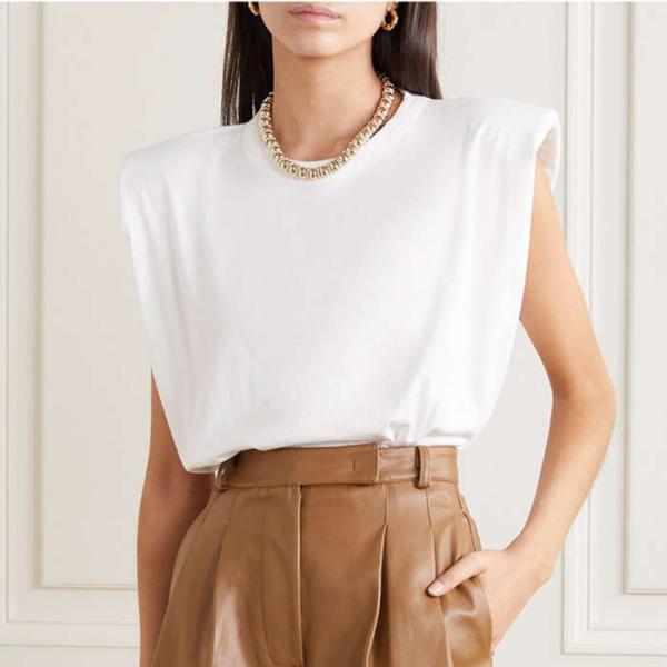 tendance mode femme 2020 t-shirt à épaulettes blanc pantalon brun clair