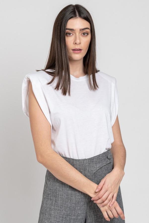 tendance mode femme 2020 t-shirt à épaulettes blanc pantalon gris 