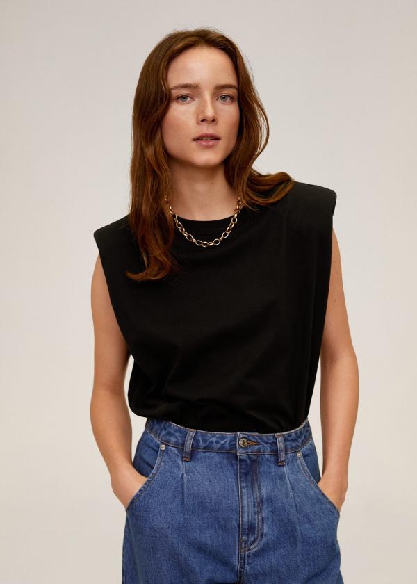 tendance mode femme 2020 t-shirt à épaulettes noir jean bleu