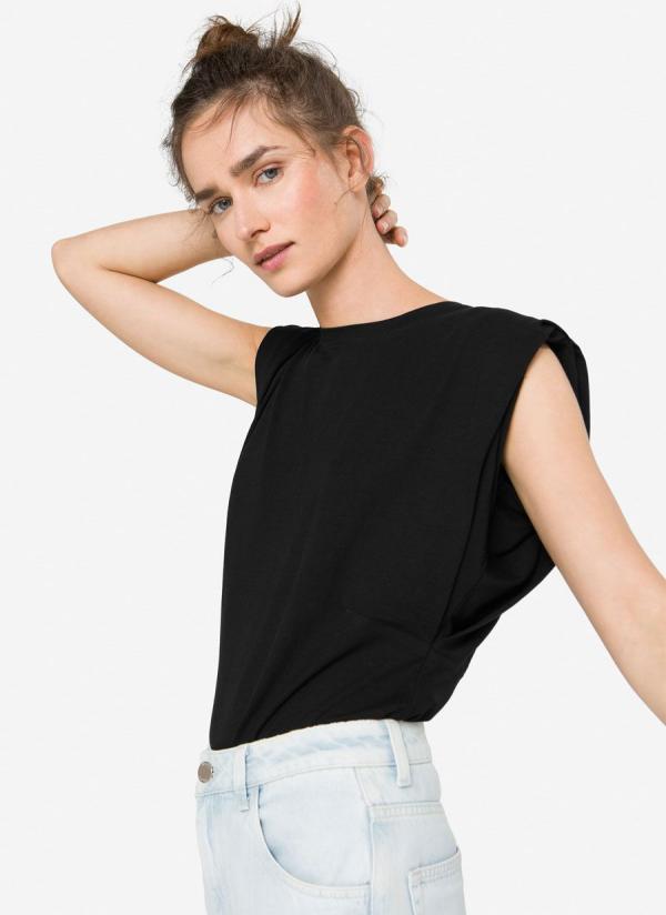 tendance mode femme 2020 t-shirt à épaulettes noir jean clair