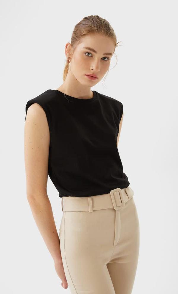 tendance mode femme 2020 t-shirt à épaulettes noir pantalon beige