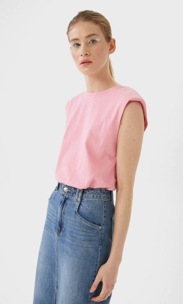 tendance mode femme 2020 t-shirt à épaulettes rose jupe en jean