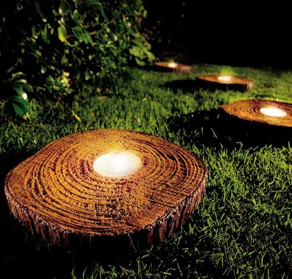 éclairage de jardin DIY dans des troncs 
